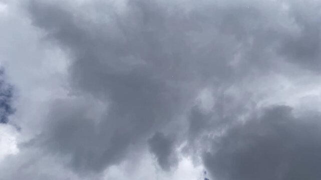 【空】厚い雲が空を覆う曇天風景｜Overcast Sky Covered with Thick Clouds
