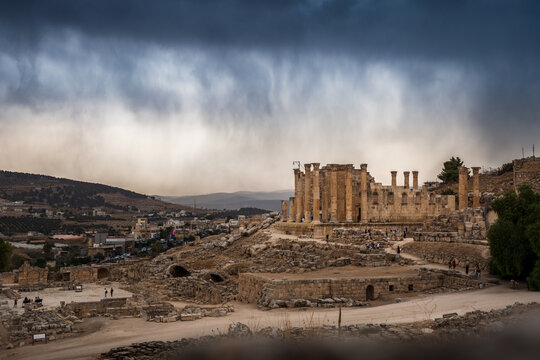 Der Jupitertempel, auch Tempel des Zeus, mit seinen markanten S&auml;ulen in der antiken und historischen Stadt Gerasa im heutigen Jerash in Jordanien, im Himmel dunkle und bedrohliche Wolken