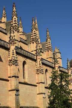 Les contreforts de la fa&ccedil;ade est de la cath&eacute;drale Notre-Dame de l'Assomption et Saint Frutos de S&eacute;govie en Espagne