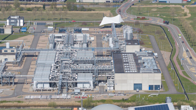 Aerial view of the piekgasinstallatie in Alkmaar, showing natural gas storage, peak gas supply, pipelines, compressors, and Dutch energy infrastructure.