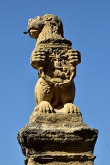 Fototapeta premium Statue de lion à l’entrée du parvis de la cathédrale Notre-Dame de l'Assomption et Saint Frutos de Ségovie en Espagne