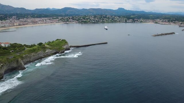 Vue a&eacute;rienne de la Sainte Barbe, La baie de Saint Jean de Luz et un bateau de croisi&egrave;re amarr&eacute; dans la baie 