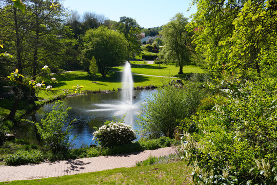 Blick auf den sch&ouml;n angelegten Kurpark in Hardegsen in Niedersachsen an einem sonnigen Tag im Fr&uuml;hling