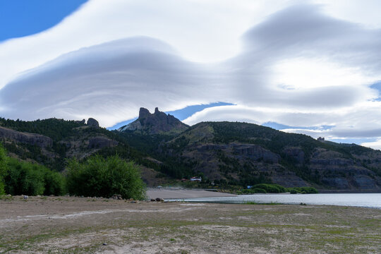 Impresionantes nubes lenticulares cubriendo el Valle Encantado y el r&iacute;o Limay, con sus singulares formaciones rocosas y estepa, Neuqu&eacute;n, Patagonia, Argentina.