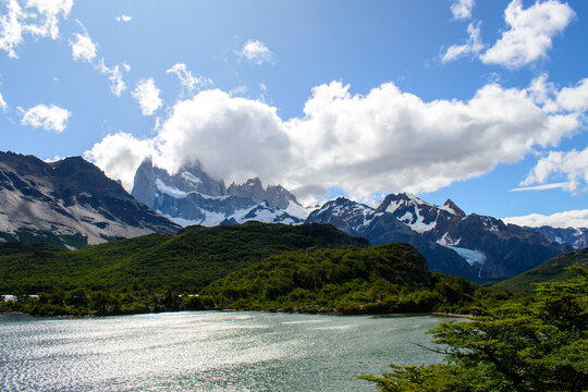 Vista panor&aacute;mica del Monte Fitz Roy y Laguna Capri en El Chalt&eacute;n. Paisaje de alta monta&ntilde;a, nubes din&aacute;micas y bosque nativo en el Parque Nacional Los Glaciares, Patagonia Argentina.