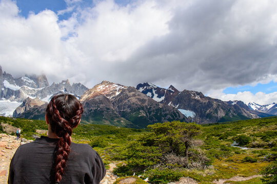 Senderista admirando la cordillera del Fitz Roy y los glaciares en El Chalt&eacute;n, Patagonia Argentina