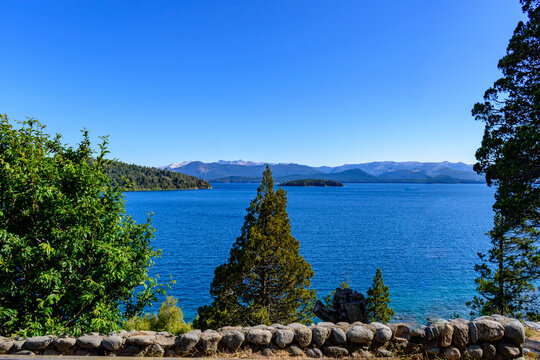 Vista panor&aacute;mica del Lago Nahuel Huapi con aguas azul profundo y monta&ntilde;as andinas, Bariloche