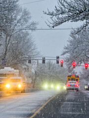 Obraz premium Traffic and School Bus on Snowy Seattle Street During Winter Storm