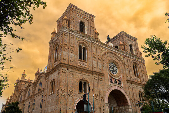 De paseo por el Casco Hist&oacute;rico de Cuenca con sus majestuosa arquitectura, edificios e iglesias. Un viaje de turismo por Ecuador que todo el mundo deber&iacute;a hacer. 