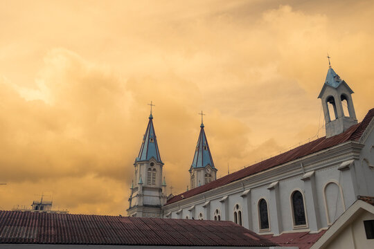 De paseo por el Casco Hist&oacute;rico de Cuenca con sus majestuosa arquitectura, edificios e iglesias. Un viaje de turismo por Ecuador que todo el mundo deber&iacute;a hacer. 