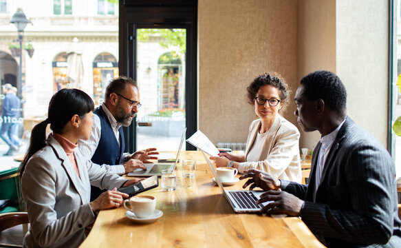 Business colleagues discussing strategy in a cafe
