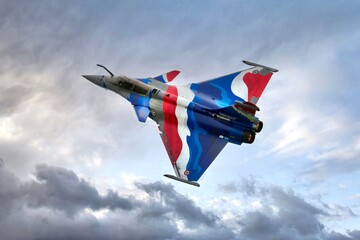 Fototapeta premium Rafale Solo Display 2026 ciel nuageux en montée