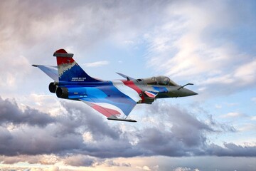 Fototapeta premium Rafale Solo Display 2026 ciel nuageux passage rapide