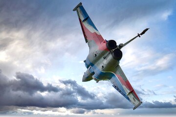 Fototapeta premium Rafale Solo Display 2026 ciel nuageux virage à droite gros plan