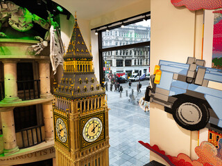 Naklejka premium Lego Big Ben model displayed in a toy store window overlooking a busy London, UK street scene