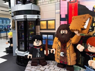 Naklejka premium Lego Harry Potter display featuring Hagrid holding a suitcase beside Harry and Ron in a shopping centre in London, UK