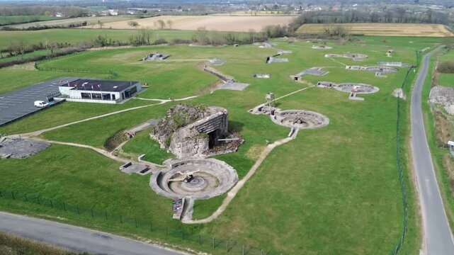 Batterie de Cricquebec : vestiges du Mur de l'Atlantique en Normandie, drone 4K