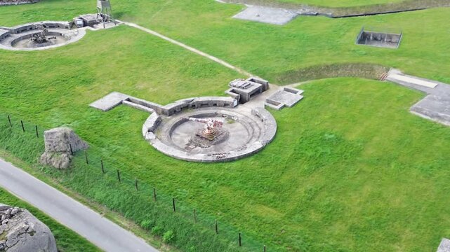 Batterie de Cricquebec : vestiges du Mur de l'Atlantique en Normandie, drone 4K