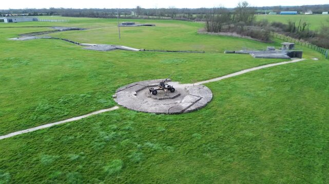Batterie de Cricquebec : vestiges du Mur de l'Atlantique en Normandie, drone 4K