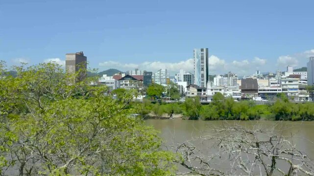 cena &aacute;rea com descoberta de imagem depois de sa&iacute;da de traz de arvore imagem de rio com cidade ao fundo