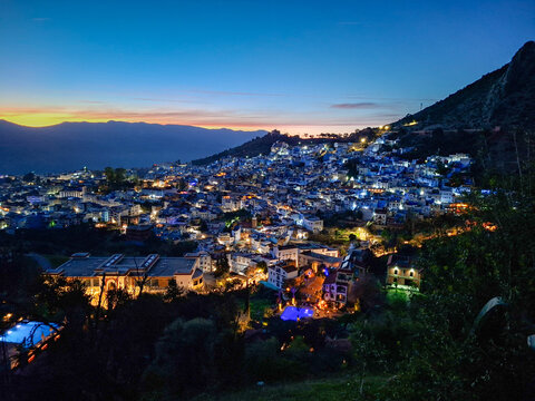 Blick auf Chefchaouen zur Blauen Stunde