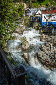 Fluss mit Wasserfall in Chefchaouen