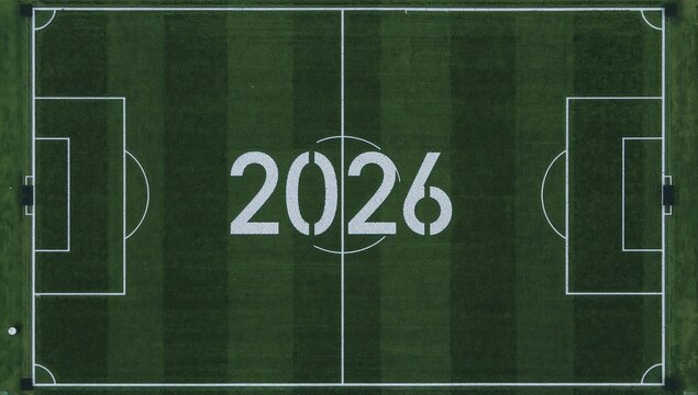 Vista a&eacute;rea de um campo de futebol com o n&uacute;mero 2026 pintado no centro