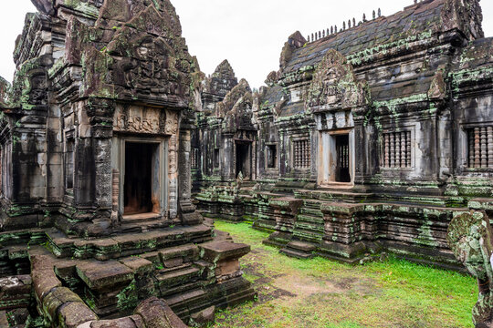 Stone buildings and libraries of Banteay Samre temple, Cambodia.