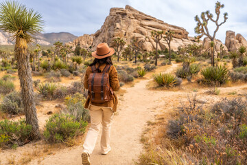 Woman hiking desert trail in joshua tree national park © unai