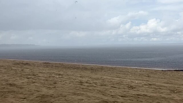 Chuva tropical intensa na Praia de Ponta Negra &agrave;s margens do Rio Negro em Manaus Amazonas