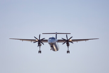 着陸態勢に入るプロペラ機 © maruboland