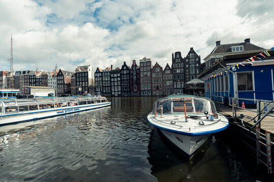MONTERREY, NL, MEXICO - 09 MAY, Embarcadero mar&iacute;timo vibrante en el coraz&oacute;n del centro de &Aacute;msterdam