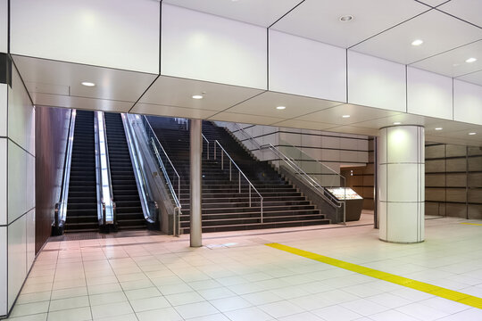 清潔感のある駅コンコースの階段とエスカレーター