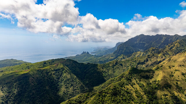 Magnifique photo a&eacute;rienne de la cote nord de l'ile de Nuku hiva avec en fond les pitons de la vall&eacute;e de AAKAPA dans l'archipel des marquises en polynesie francaise