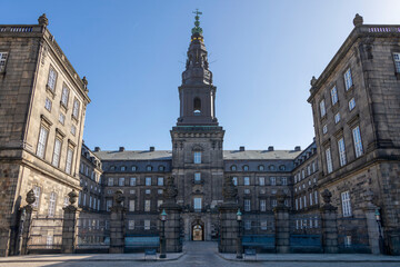 Fototapeta premium A majestic view of Christiansborg Palace in Copenhagen, showcasing its grand architecture against a clear blue sky.