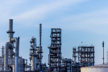 Obraz premium Aerial view of a massive oil refinery plant with intricate pipe systems.