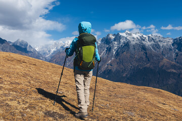 Obraz premium Backpacking woman hiking on high altitude mountain top
