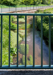 Fototapeta premium rivière entre les parapets sous le soleil