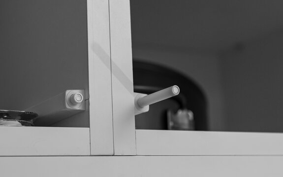 Kitchen cabinet closing system, hidden tipon