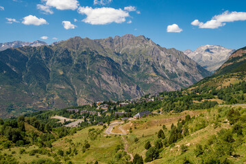 Fototapeta premium Impresionantes vistas de los picos altos del Parque Natural Posets-Maladeta desde lo alto del pequeño pueblo de Cerler, en la provincia de Huesca, Aragon, España