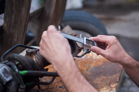 caliper in the hands of the master, measuring the dimensions of the part