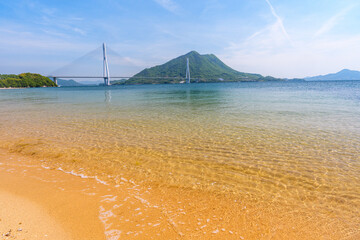 大三島の砂浜から望む多々羅大橋と瀬戸内海 しまなみ海道の絶景風景 © ibuki