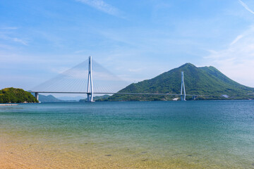 Obraz premium 大三島の砂浜から望む多々羅大橋と瀬戸内海 しまなみ海道の絶景風景