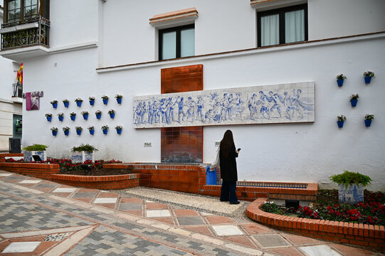 Une fresque murale et des pots de fleur sur un mur de Benalmadena Pueblo en Andalousie