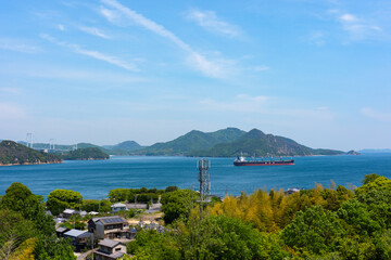 Obraz premium 来島海峡SA展望テラスから望む来島海峡大橋と瀬戸内海