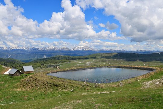 Un impluvium, bassin pour abreuver le b&eacute;tail.  Alpage de l'Infernet - Alpage de Font d'Urle - En arri&egrave;re plan, les falaises orientales du Vercors - Massif du Vercors Sud - Dr&ocirc;me 
