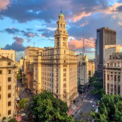 Obraz premium Ornate building & busy street view