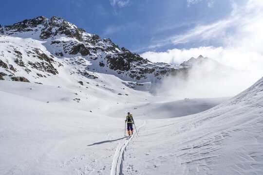 Ski tourers in a wintry mountain landscape, ascent to Porta d'Es-cha, Grisons Haute Route ski tour, Albula Alps, Rhaetian Alps, Grisons, Eastern Switzerland, Switzerland