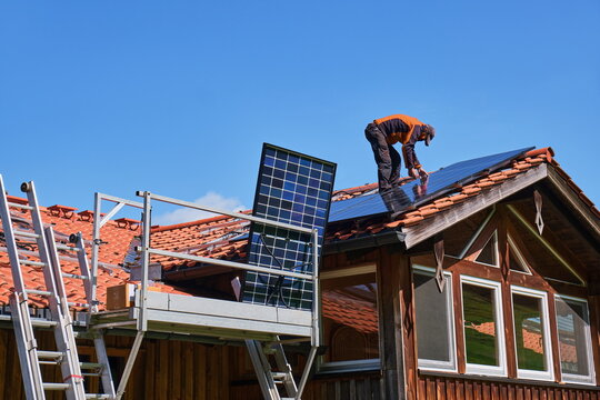Montage von Photovoltaik PV auf Hausdach