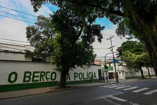 RIO DE JANEIRO, BRAZIL - MAIO 10: Pedestrians walk past a wall with green lettering that reads "O Ber&ccedil;o da Pol&iacute;cia do Ex&eacute;rcito Brasileiro" outside a military facility on Maio 10, 2026 in Rio de